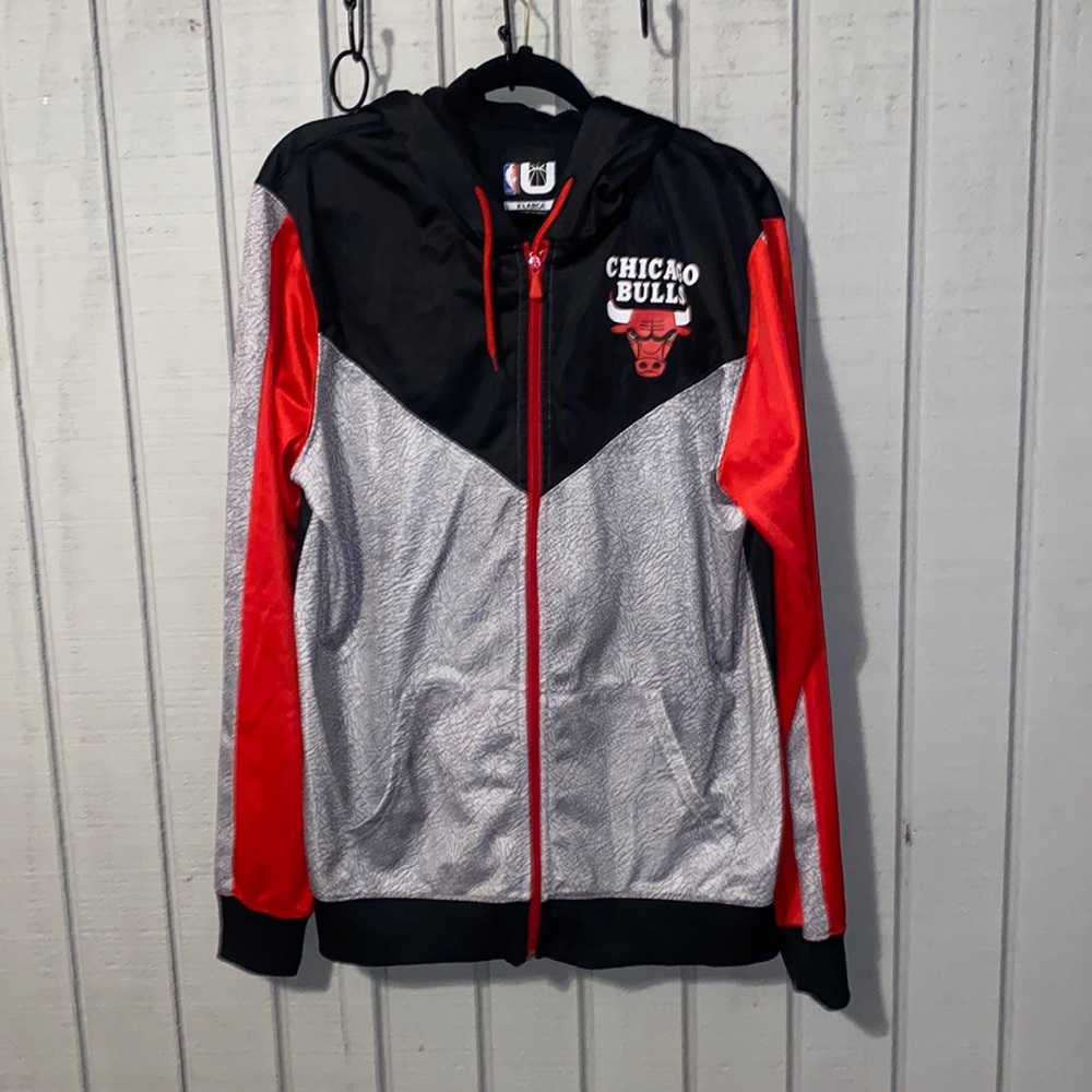 Chicago Bulls men’s zip up XL runs small